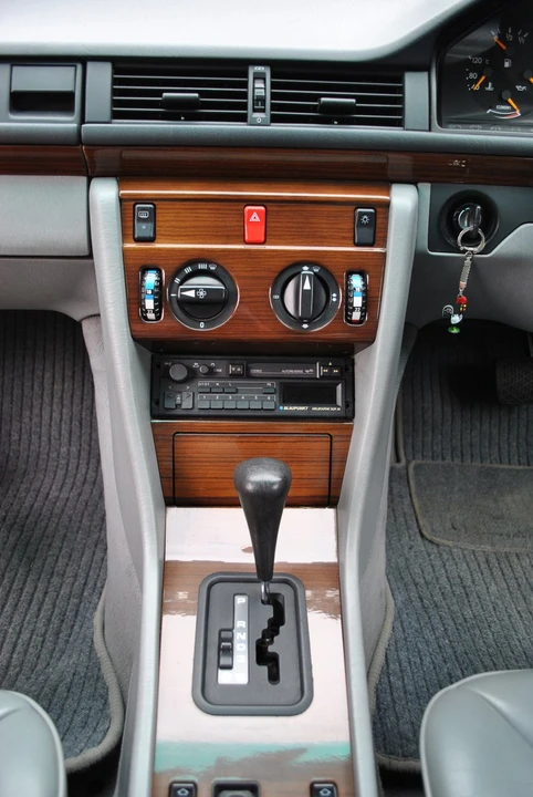 1989 Mercedes-Benz W124 E-Class - Image 20 of 30