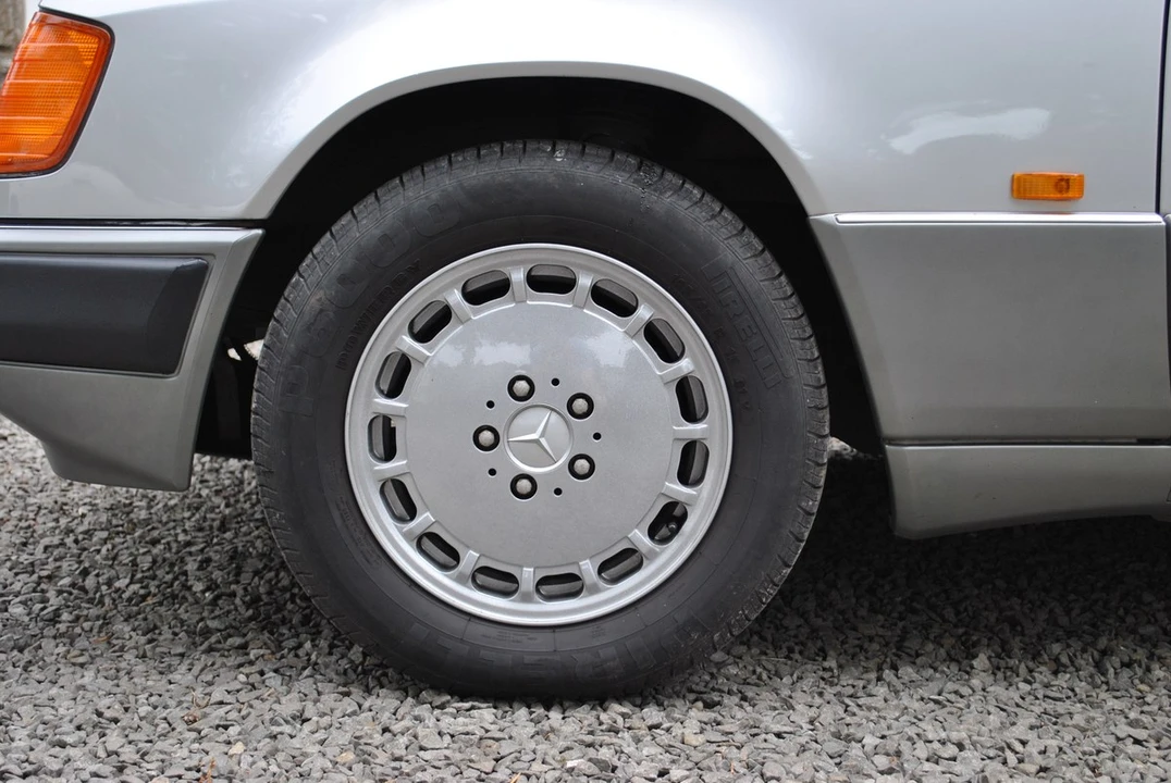 1989 Mercedes-Benz W124 E-Class - Image 11 of 30