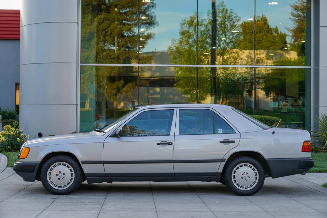 1989 Mercedes-Benz W124 E-Class - Image 2 of 31
