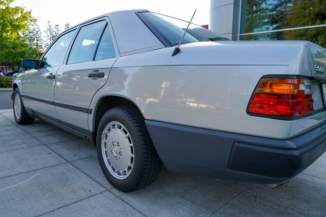 1989 Mercedes-Benz W124 E-Class - Image 12 of 31