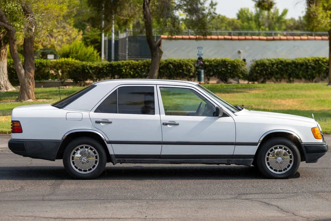 1989 Mercedes-Benz W124 E-Class - Image 11 of 31