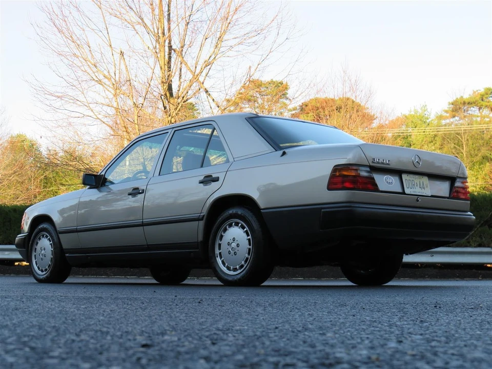 1989 Mercedes-Benz W124 E-Class - Image 13 of 31