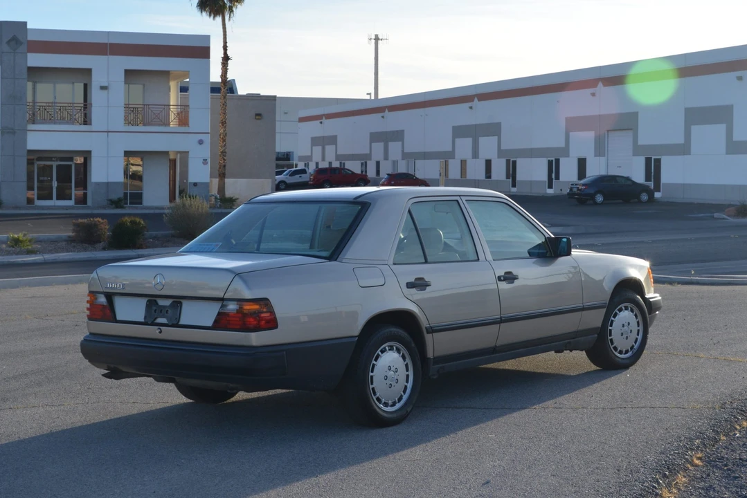 1989 Mercedes-Benz W124 E-Class - Image 12 of 31