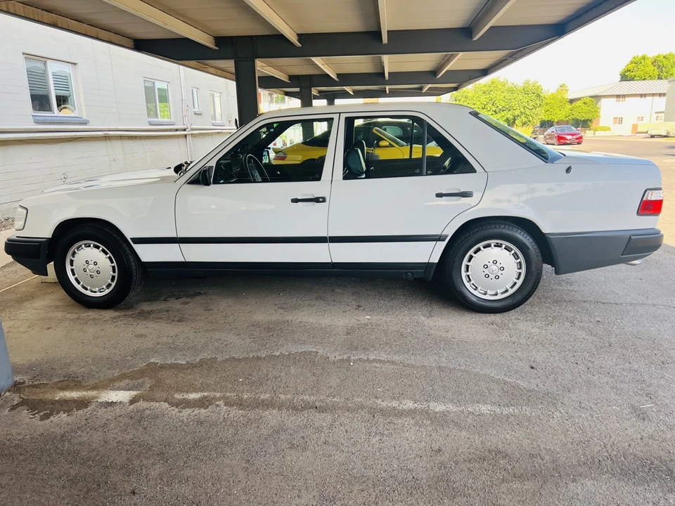 1989 Mercedes-Benz W124 E-Class - Image 25 of 31