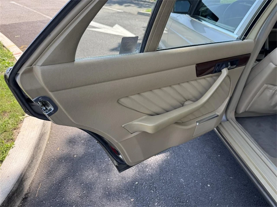1989 Mercedes-Benz W126 S-Class Sedan - Image 24 of 31