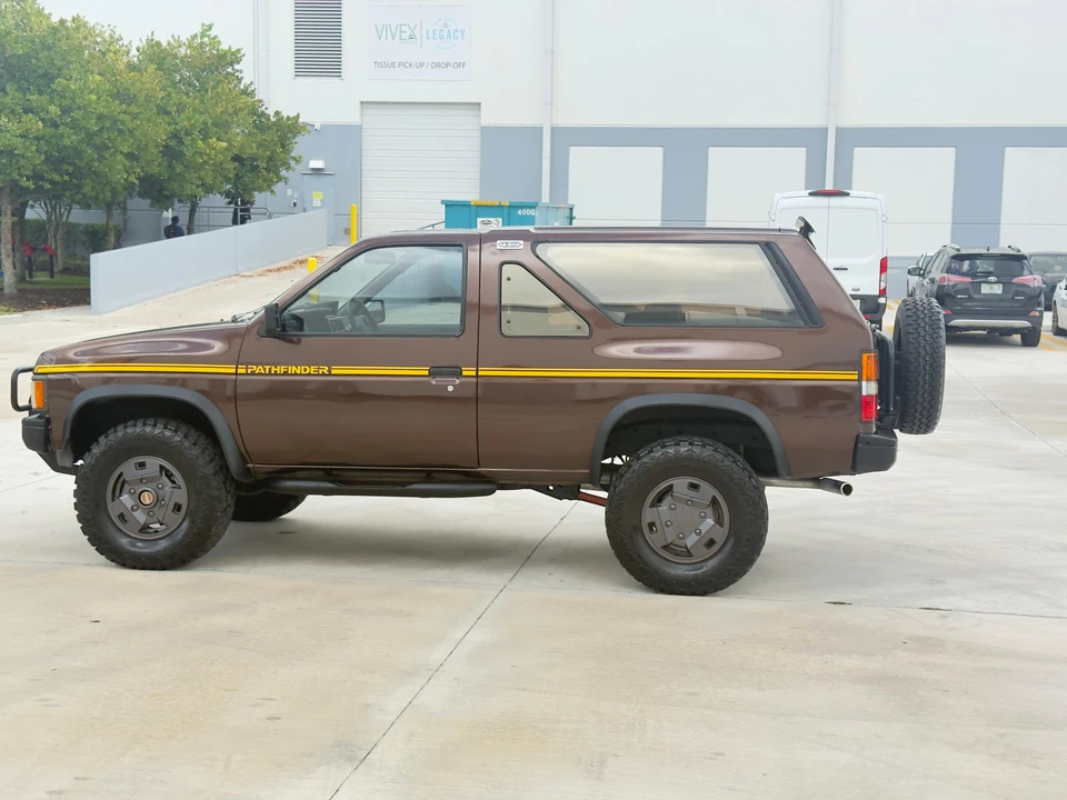 1989 Nissan Pathfinder 1st Gen - Image 15 of 31