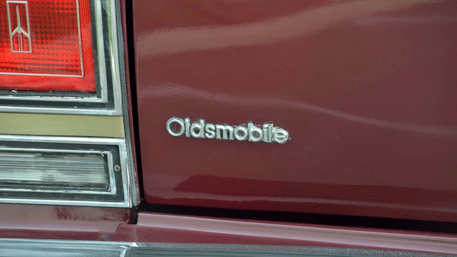 1989 Oldsmobile Custom Cruiser - Image 5 of 20