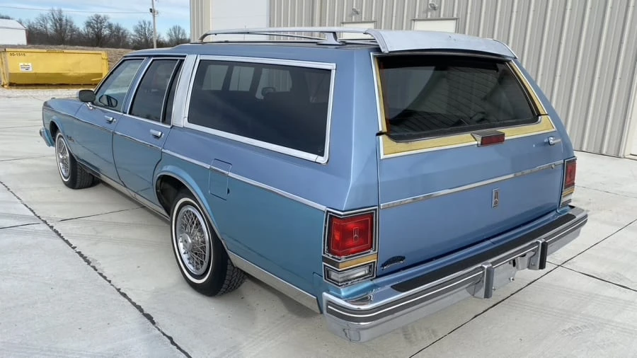 1989 Oldsmobile Custom Cruiser - Image 15 of 16