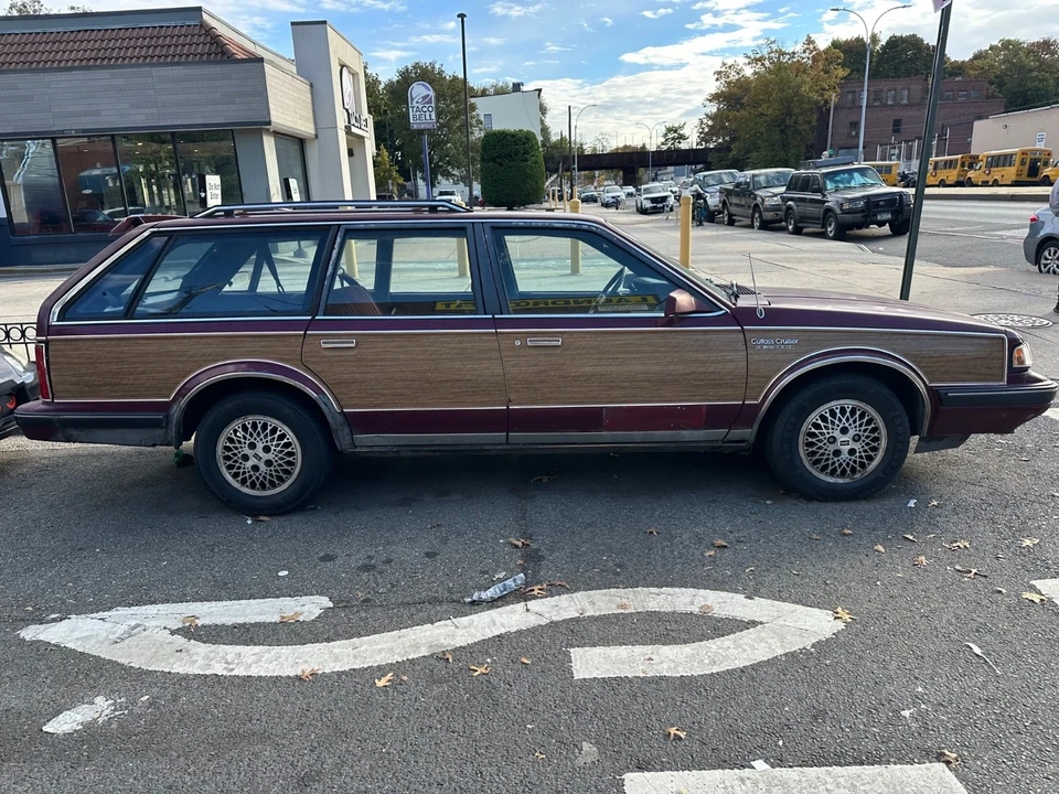 1989 Oldsmobile Custom Cruiser - Image 6 of 19