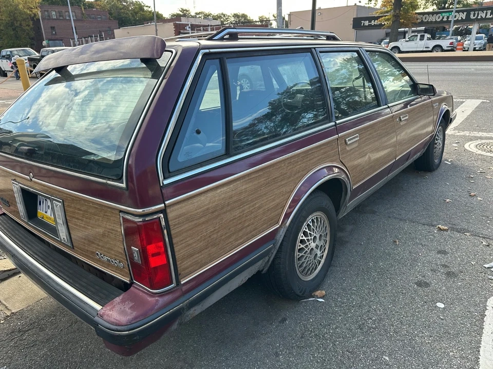 1989 Oldsmobile Custom Cruiser - Image 5 of 19