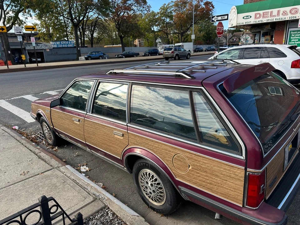 1989 Oldsmobile Custom Cruiser - Image 4 of 19