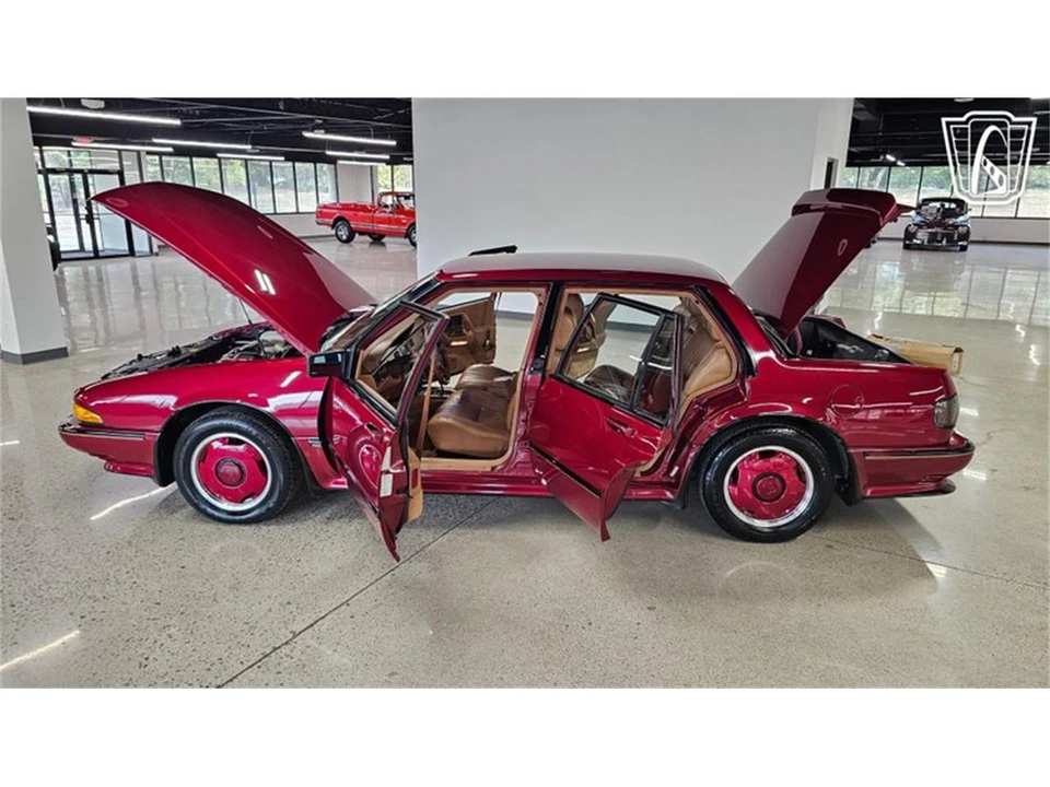 1989 Pontiac Bonneville 5th+ Gen - Image 13 of 31