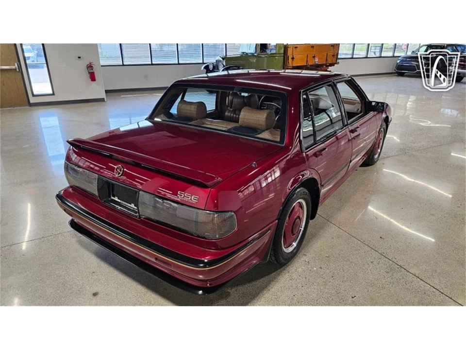 1989 Pontiac Bonneville 5th+ Gen - Image 29 of 31