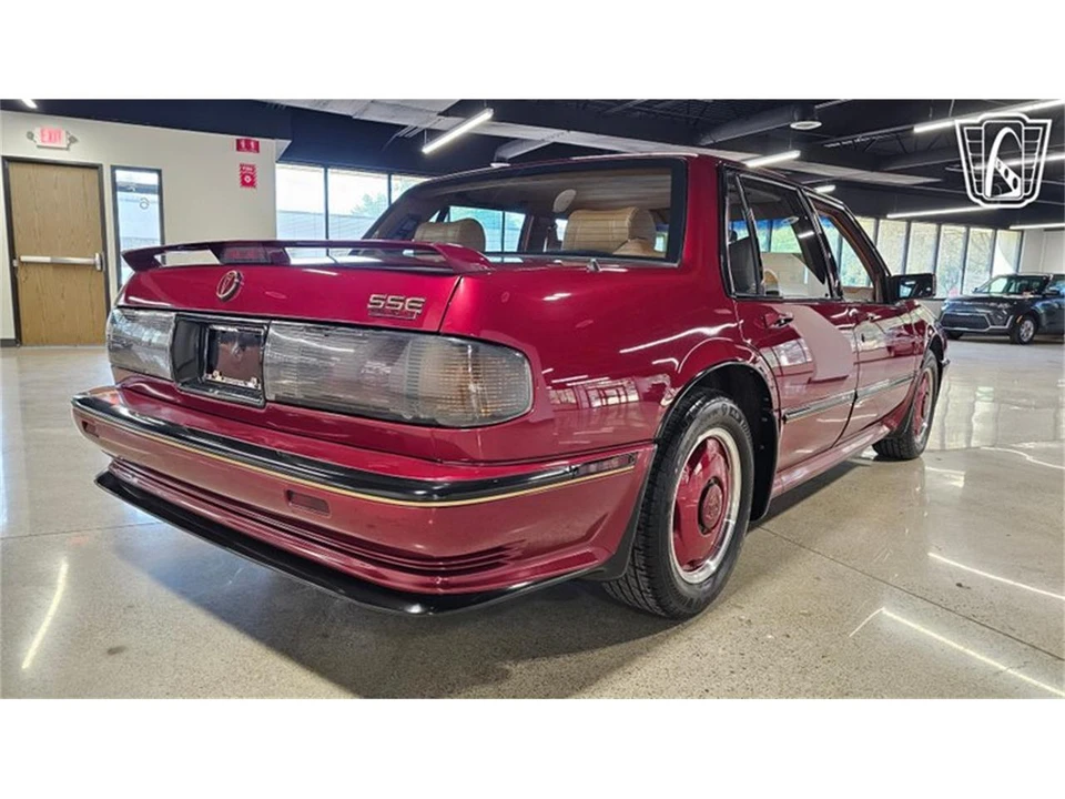 1989 Pontiac Bonneville 5th+ Gen - Image 30 of 31