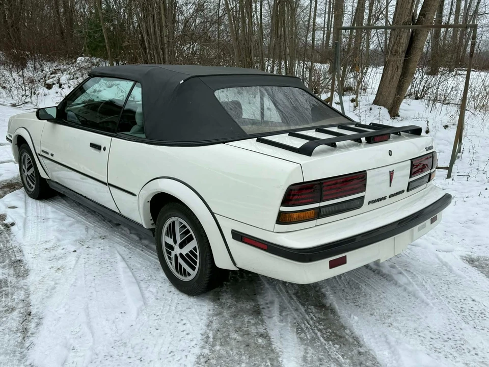 1989 Pontiac Sunbird - Image 7 of 21