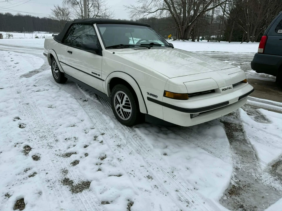 1989 Pontiac Sunbird - Image 3 of 10