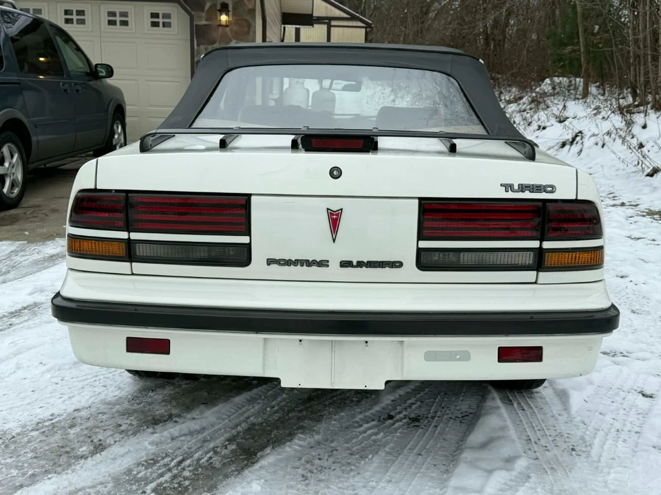 1989 Pontiac Sunbird - Image 6 of 21