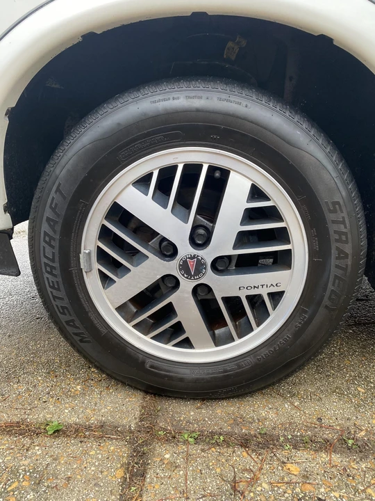 1989 Pontiac Sunbird - Image 30 of 31