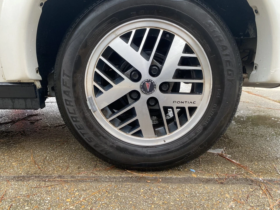 1989 Pontiac Sunbird - Image 29 of 31