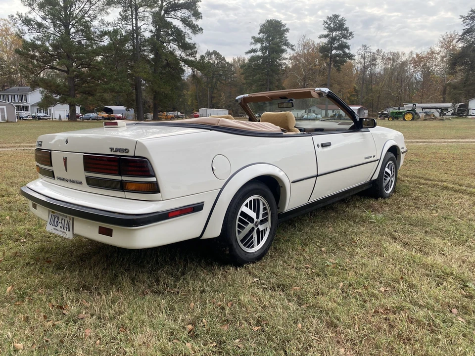 1989 Pontiac Sunbird - Image 6 of 31