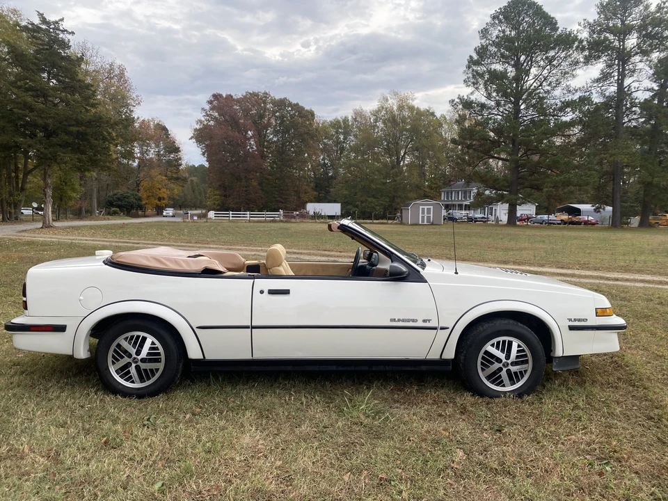 1989 Pontiac Sunbird - Image 5 of 31