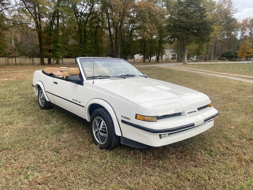 1989 Pontiac Sunbird - Image 4 of 31