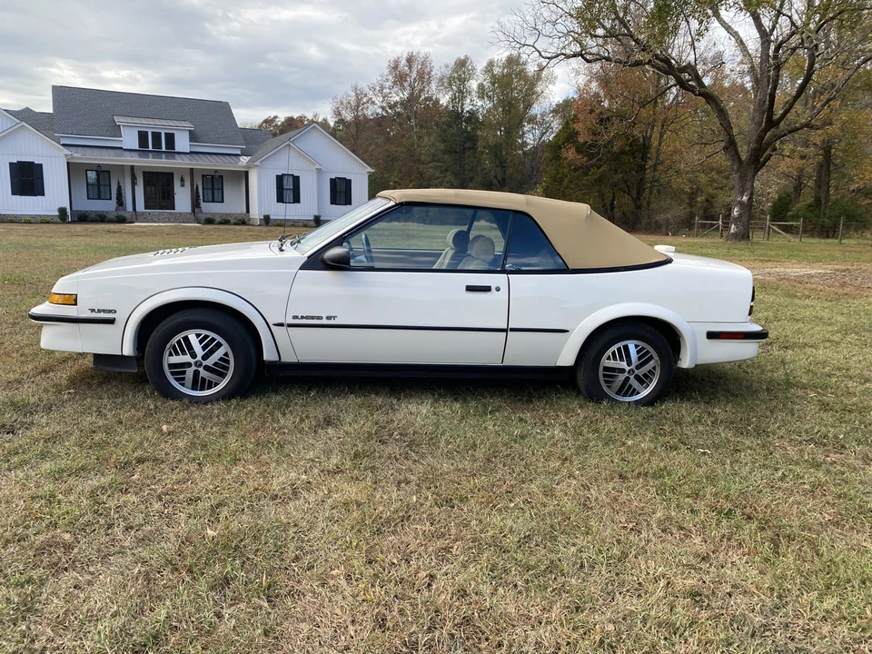 1989 Pontiac Sunbird - Image 11 of 31