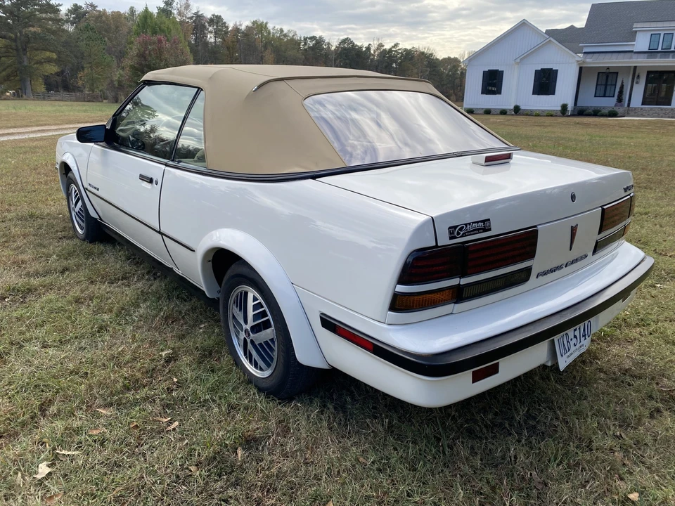 1989 Pontiac Sunbird - Image 17 of 31