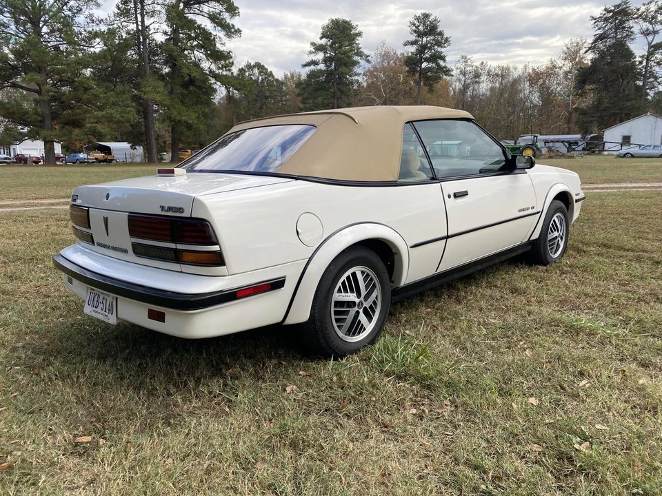 1989 Pontiac Sunbird - Image 15 of 31