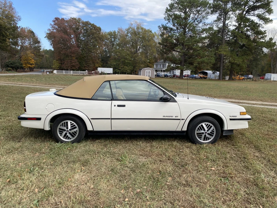 1989 Pontiac Sunbird - Image 14 of 31