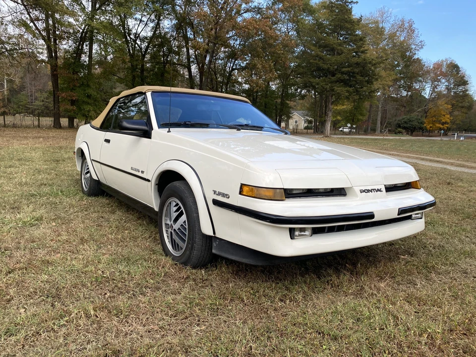 1989 Pontiac Sunbird - Image 13 of 31