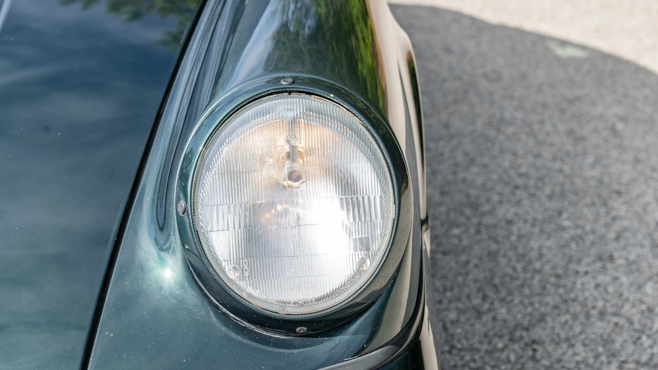 1989 Porsche 964 Carrera 4 - Image 12 of 31