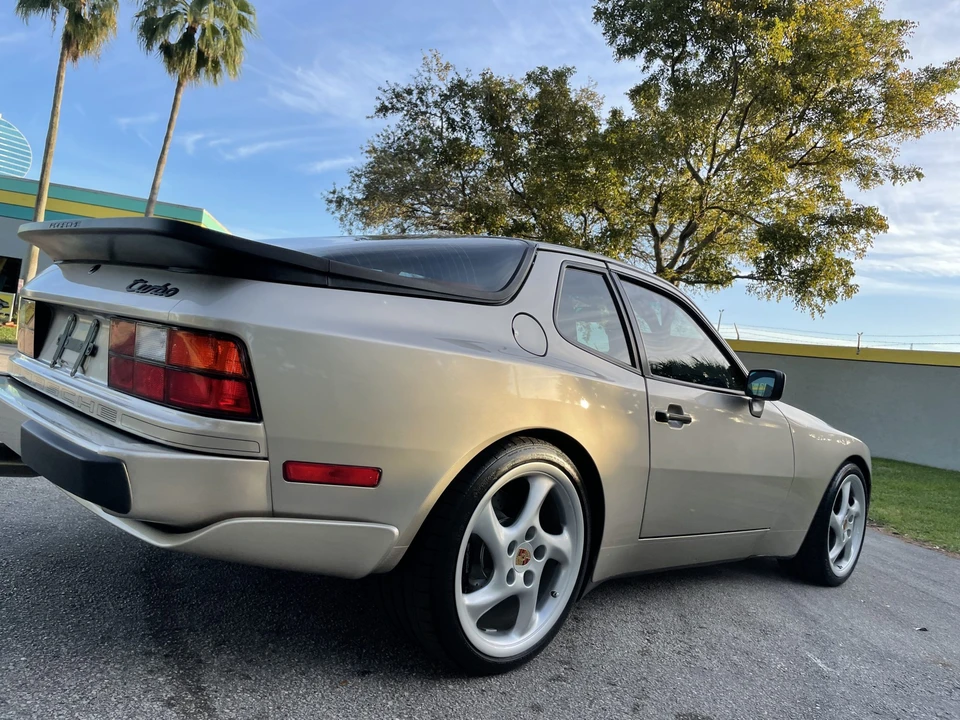 1989 Porsche 944 Turbo - Image 11 of 31