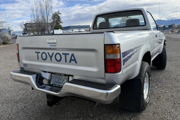 1989 Toyota Hilux 4th Gen - Image 2 of 7