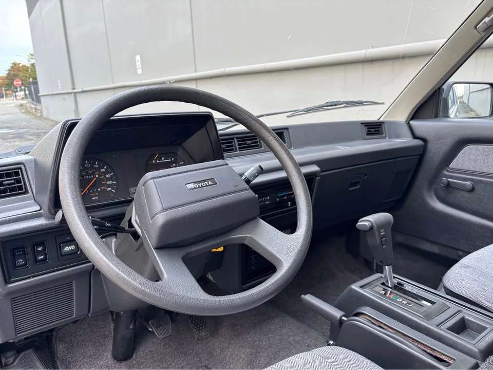 1989 Toyota HiAce 3rd Gen - Image 12 of 19