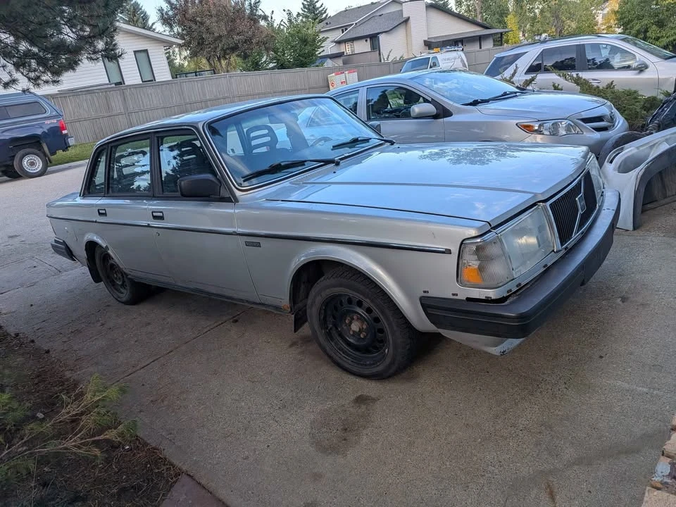 1989 Volvo 244 - Image 2 of 3