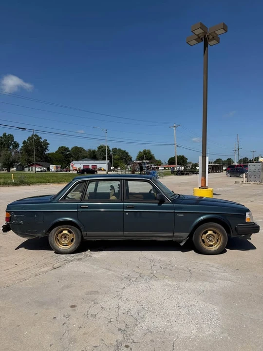 1989 Volvo 244 - Image 2 of 13