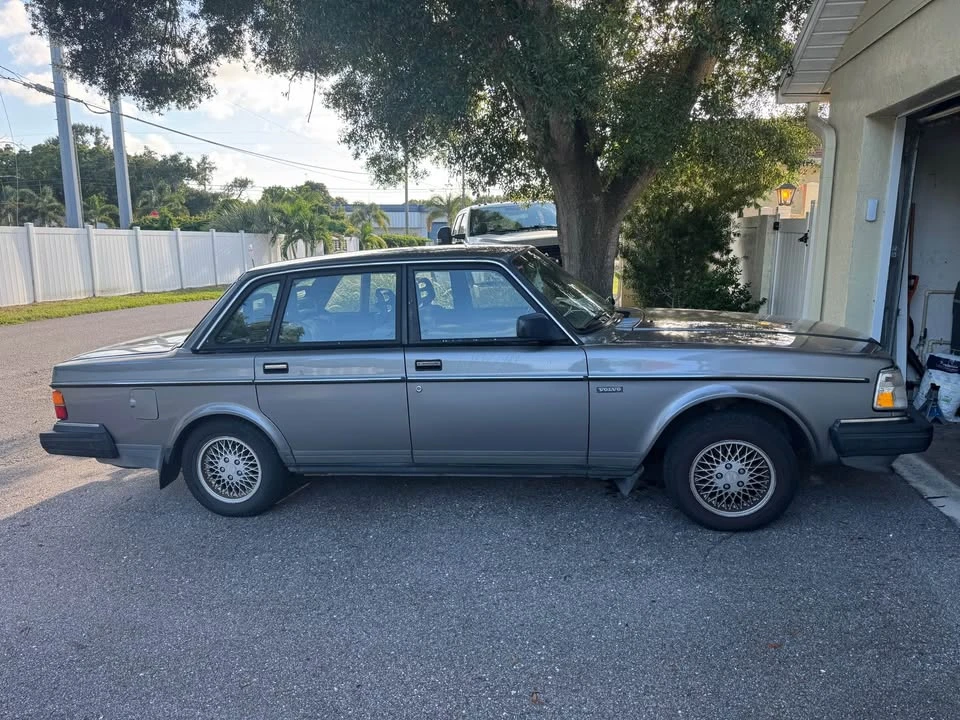 1989 Volvo 244 - Image 3 of 4