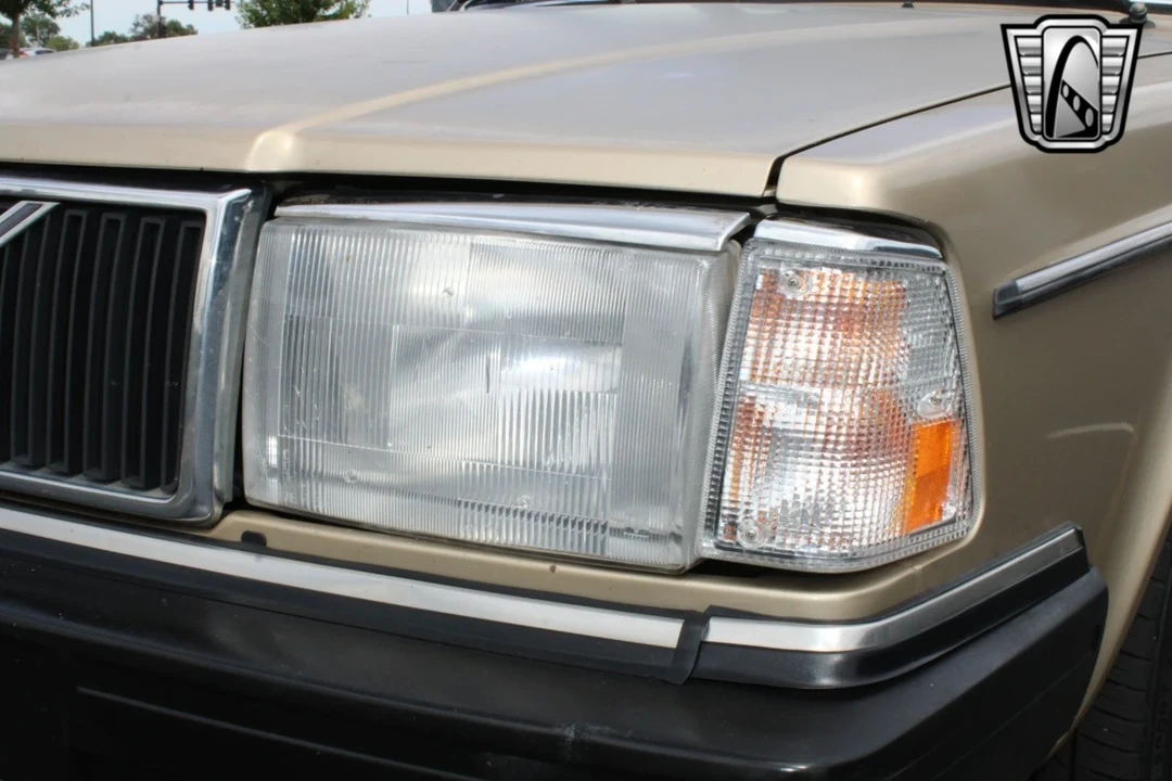 1989 Volvo 200 Series - Image 11 of 12