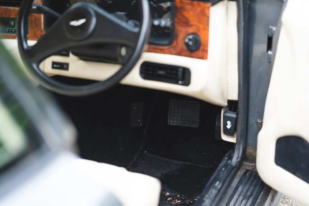 1990 Aston Martin Virage - Image 24 of 30