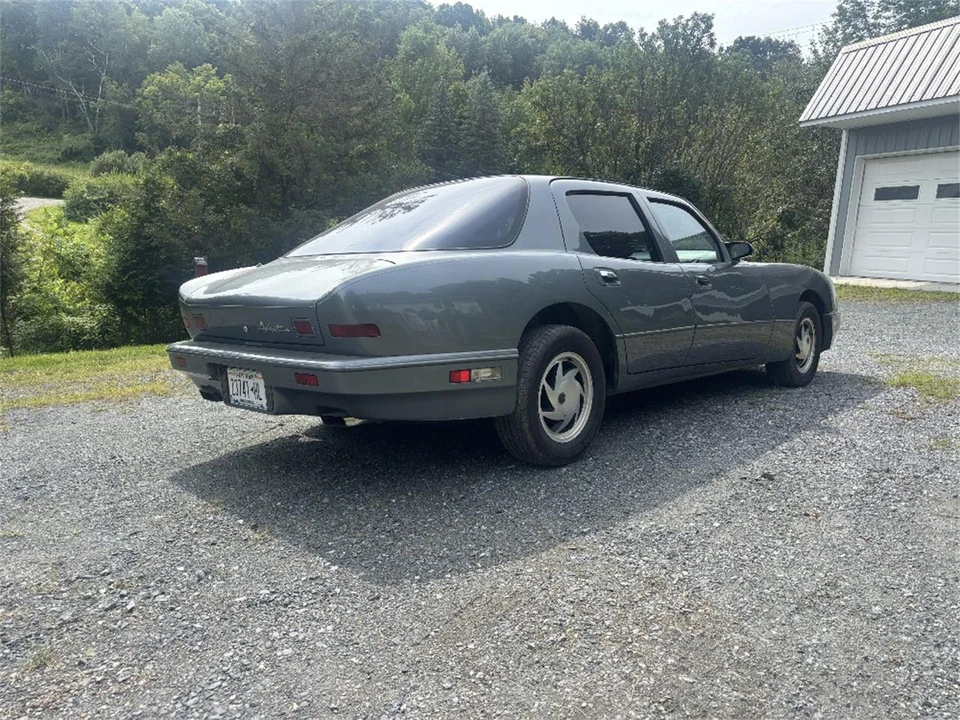 1990 - Image 6 of 31