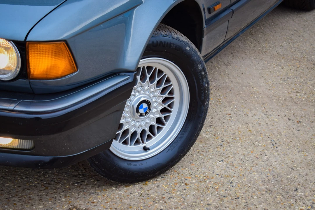 1990 BMW E32 7 Series - Image 9 of 30