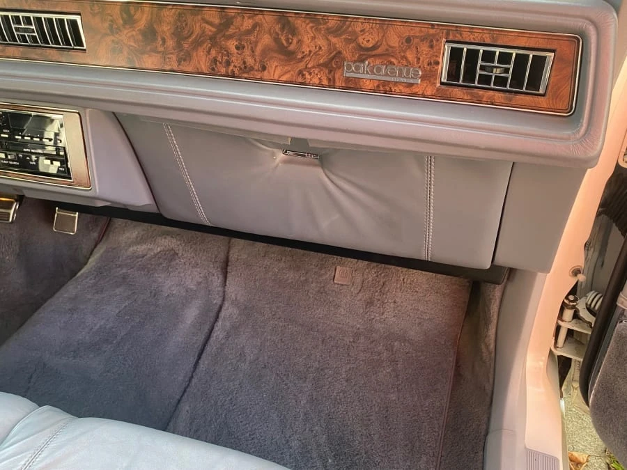 1990 Buick Park Avenue - Image 8 of 15