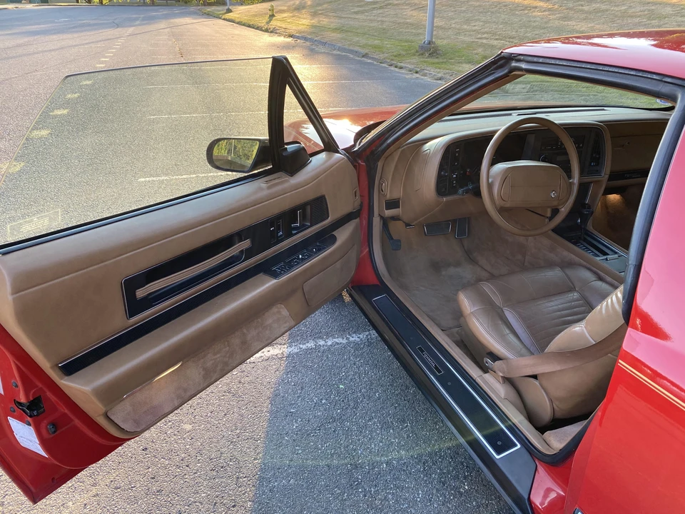1990 Buick Reatta - Image 25 of 31