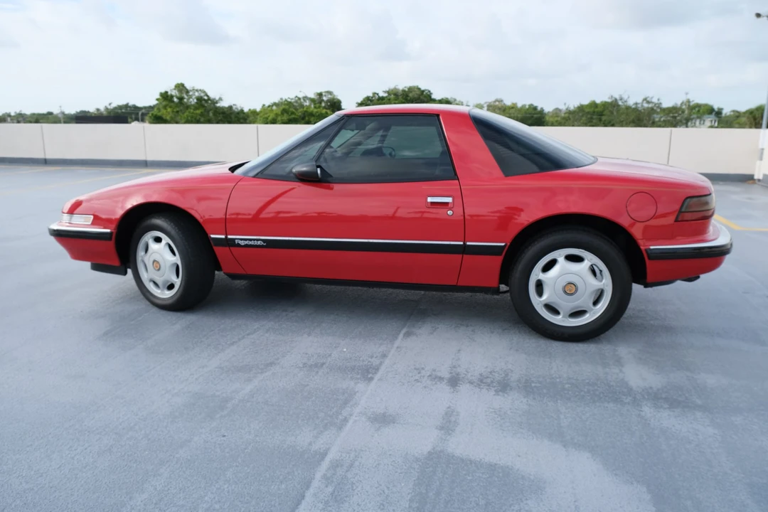 1990 Buick Reatta - Image 7 of 31