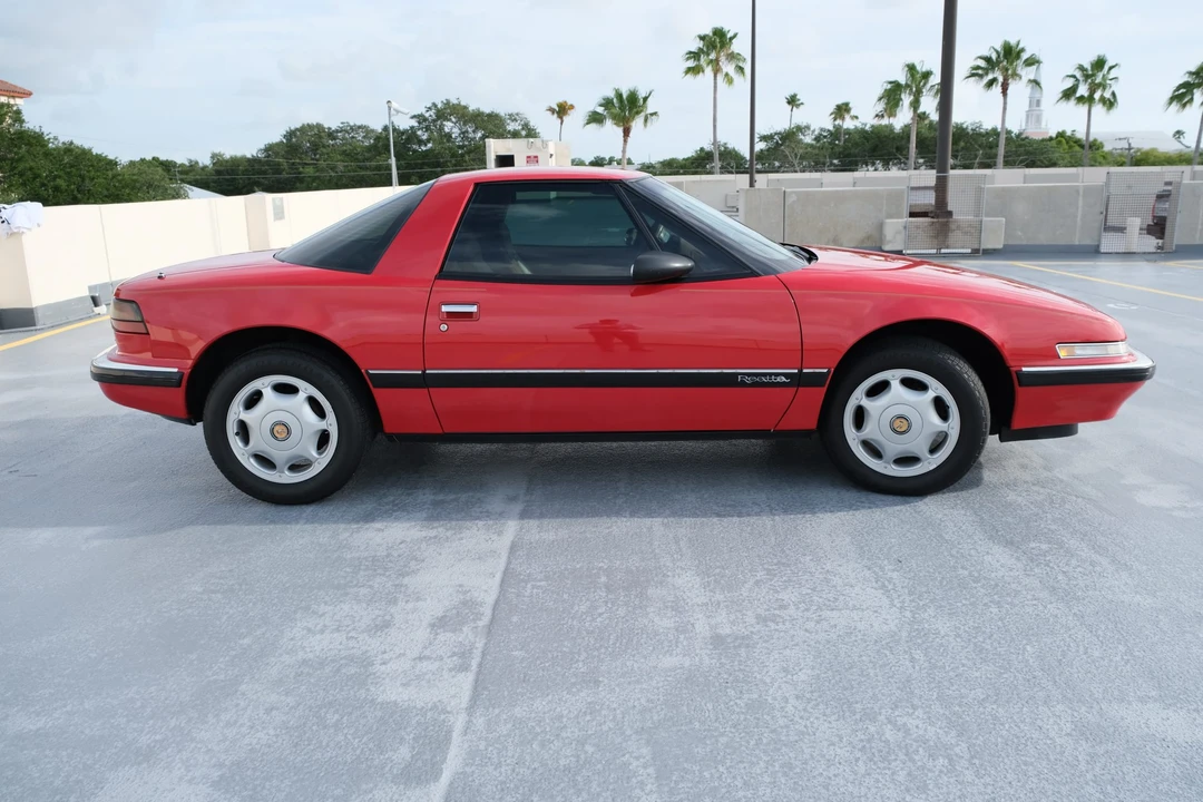 1990 Buick Reatta - Image 18 of 31