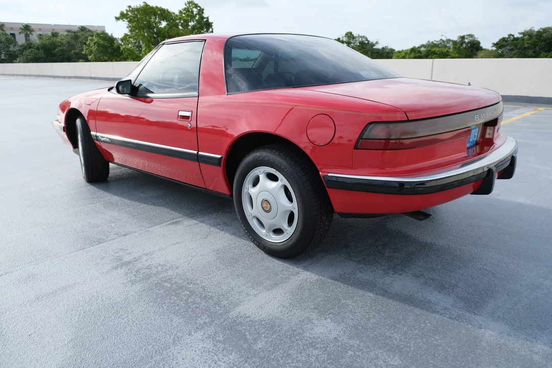 1990 Buick Reatta - Image 9 of 31