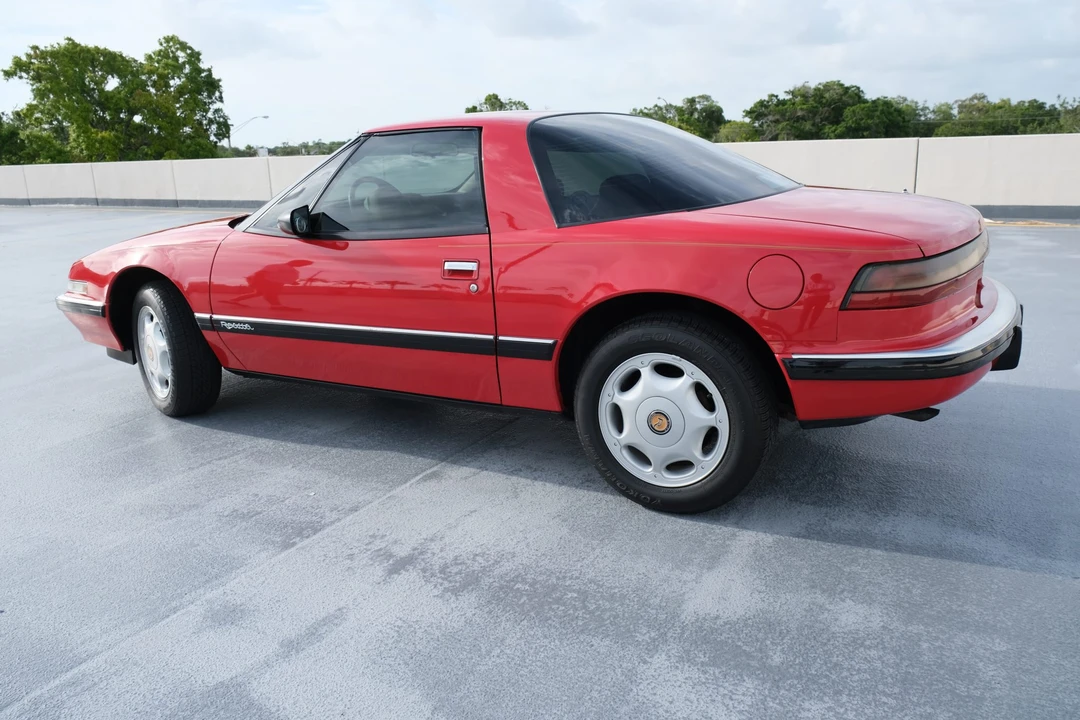 1990 Buick Reatta - Image 8 of 31