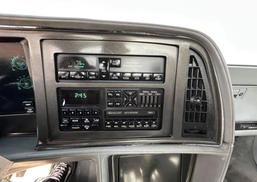 1990 Buick Reatta - Image 14 of 15