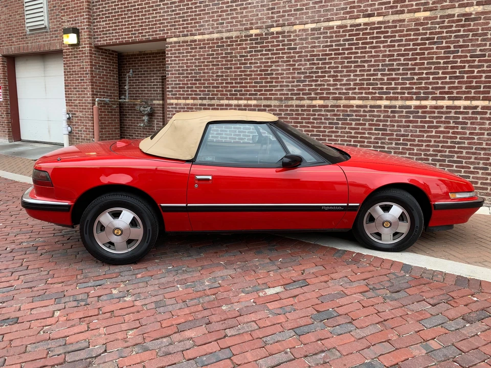 1990 Buick Reatta - Image 17 of 31